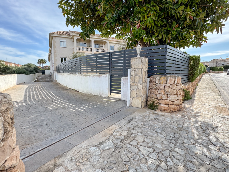 Underground parking space for large cars Best price – Safe & Comfortable