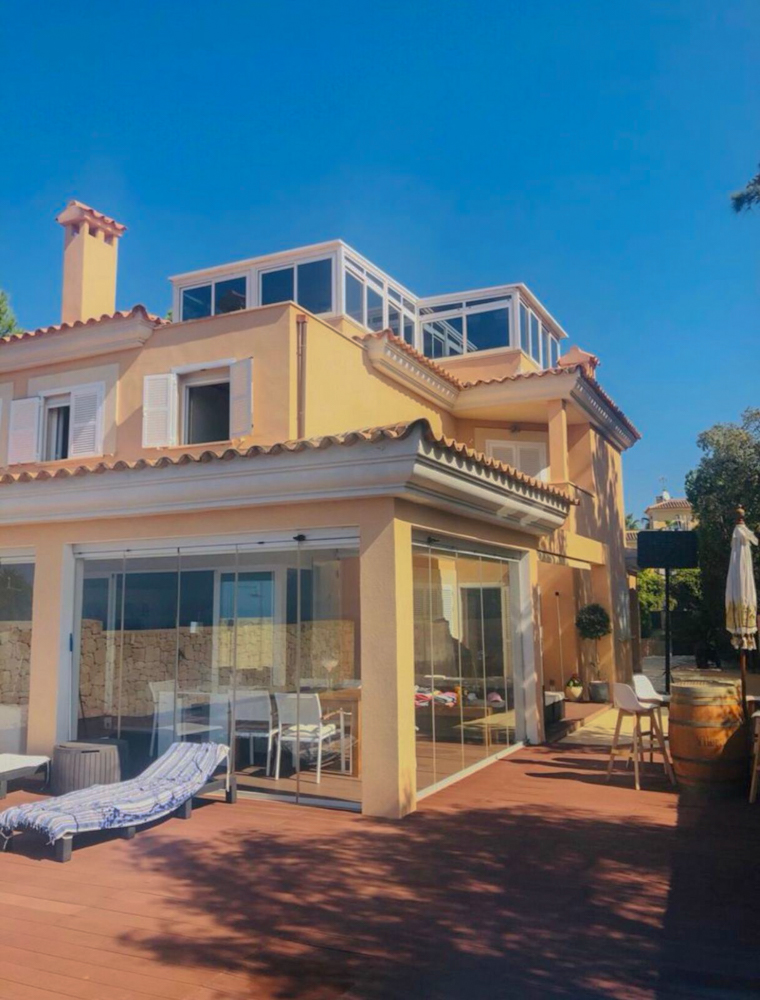 Doppelhaushälfte mit unschlagbarem Meerblick, Pool & Garage