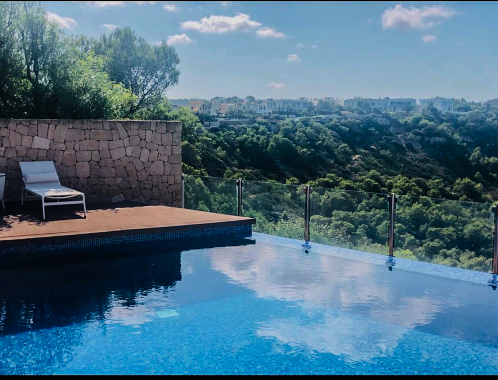 Doppelhaushälfte mit unschlagbarem Meerblick, Pool & Garage