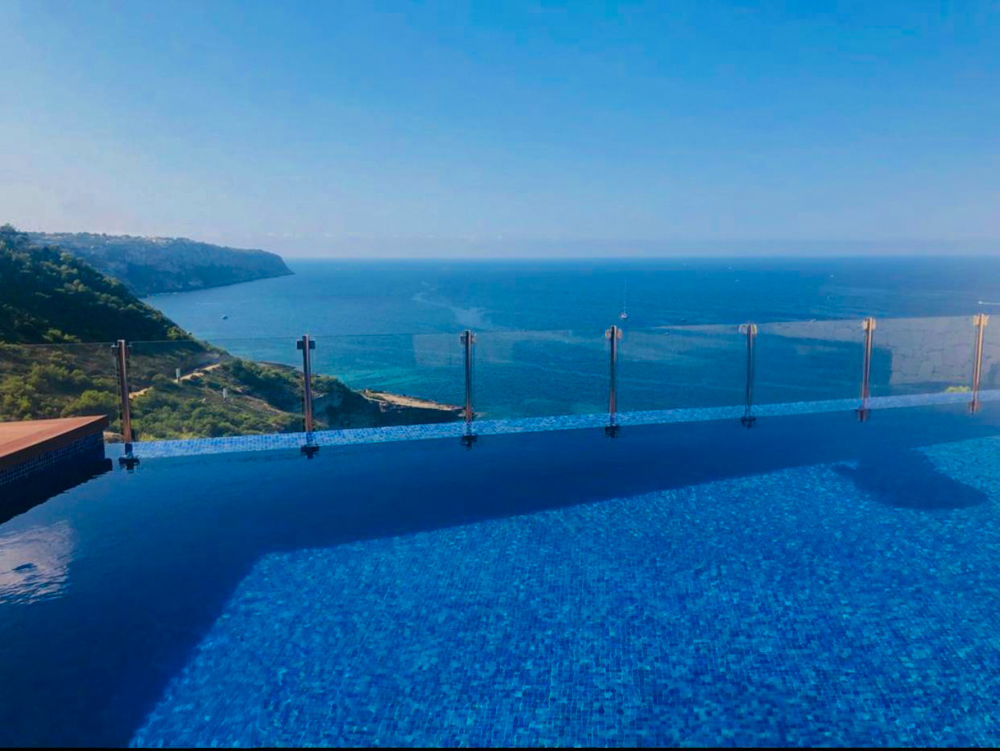 Doppelhaushälfte mit unschlagbarem Meerblick, Pool & Garage