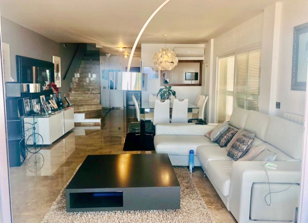 Doppelhaushälfte mit unschlagbarem Meerblick, Pool & Garage