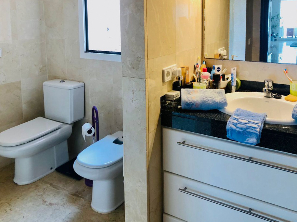 Doppelhaushälfte mit unschlagbarem Meerblick, Pool & Garage