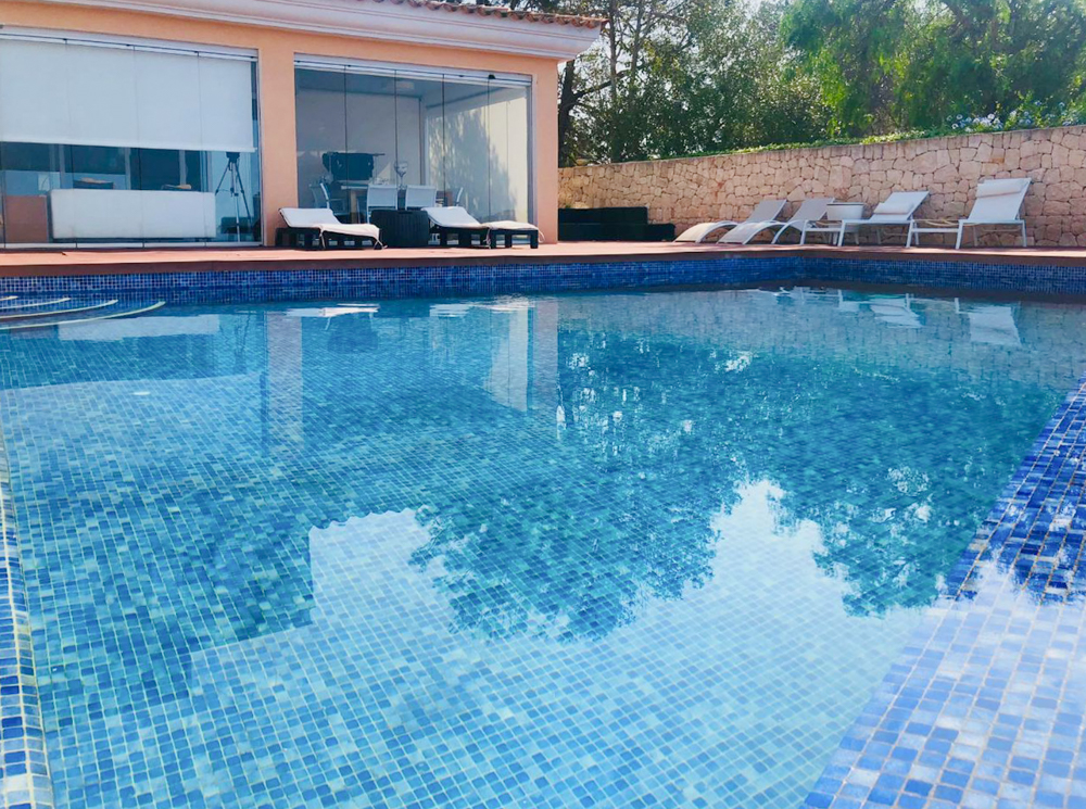 Doppelhaushälfte mit unschlagbarem Meerblick, Pool & Garage