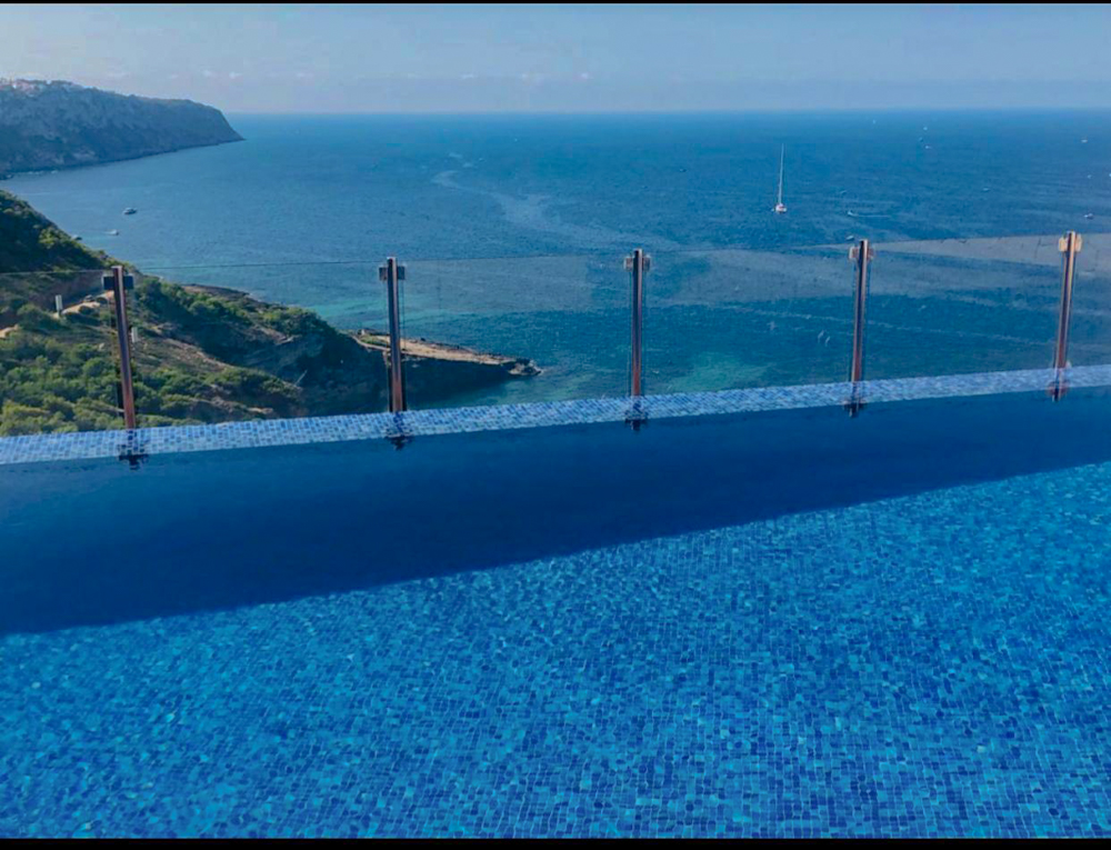 Doppelhaushälfte mit unschlagbarem Meerblick, Pool & Garage