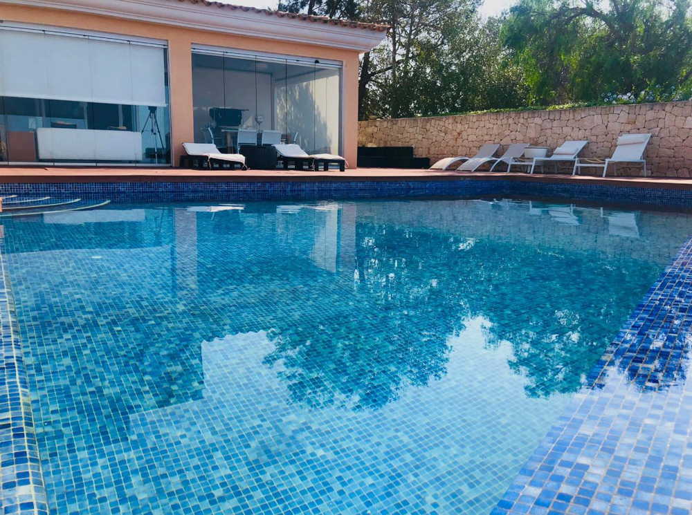 Doppelhaushälfte mit unschlagbarem Meerblick, Pool & Garage