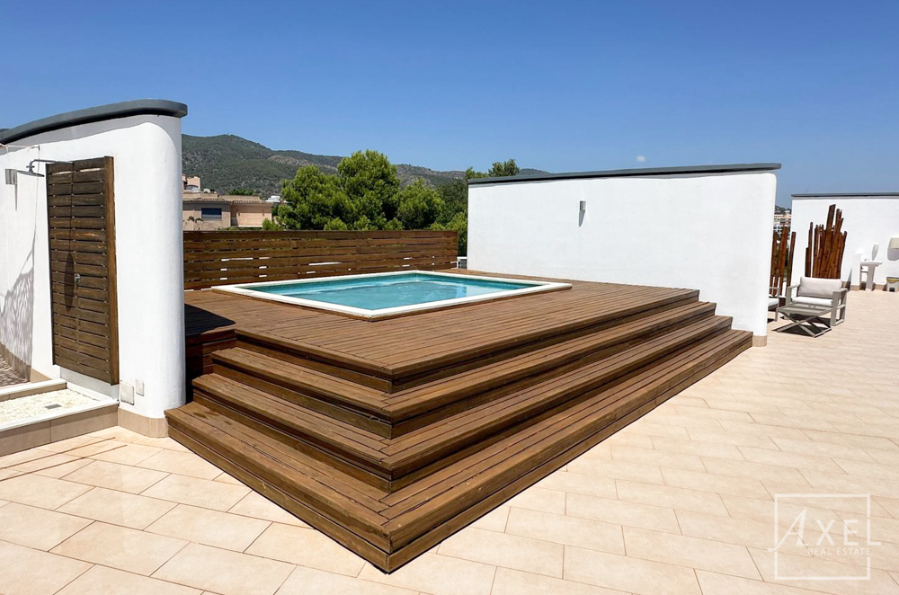 Modernes Küstenliving in Palmanova: Apartment mit Rundum-Meerblick und Dachterrassen-Pool