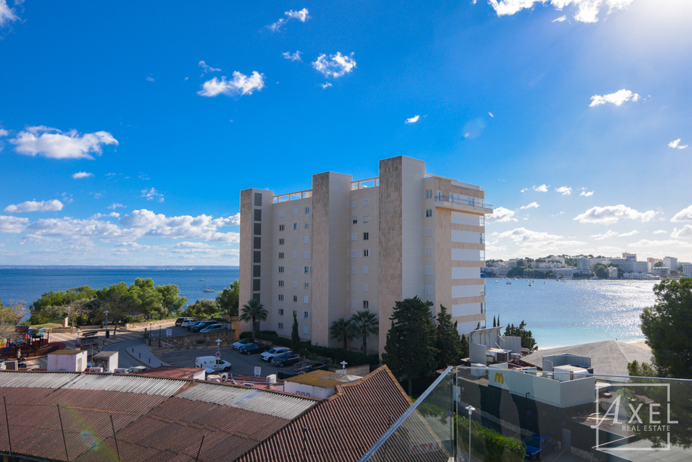 Modernes Küstenliving in Palmanova: Apartment mit Rundum-Meerblick und Dachterrassen-Pool