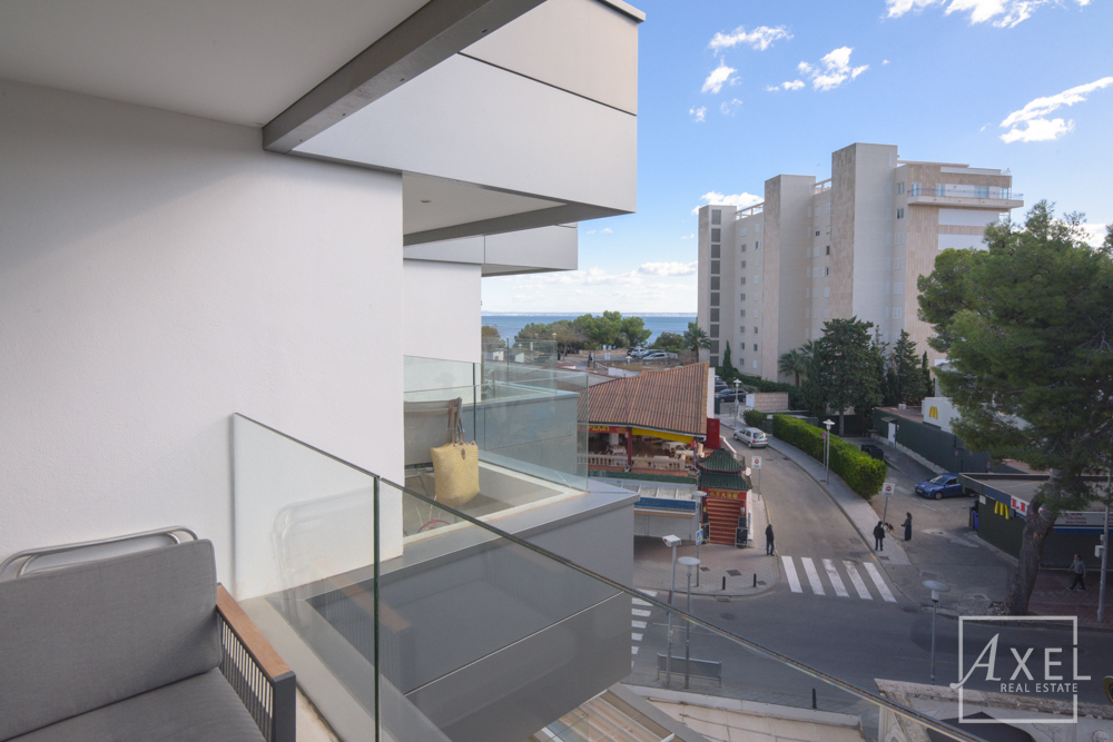 Modernes Küstenliving in Palmanova: Apartment mit Rundum-Meerblick und Dachterrassen-Pool