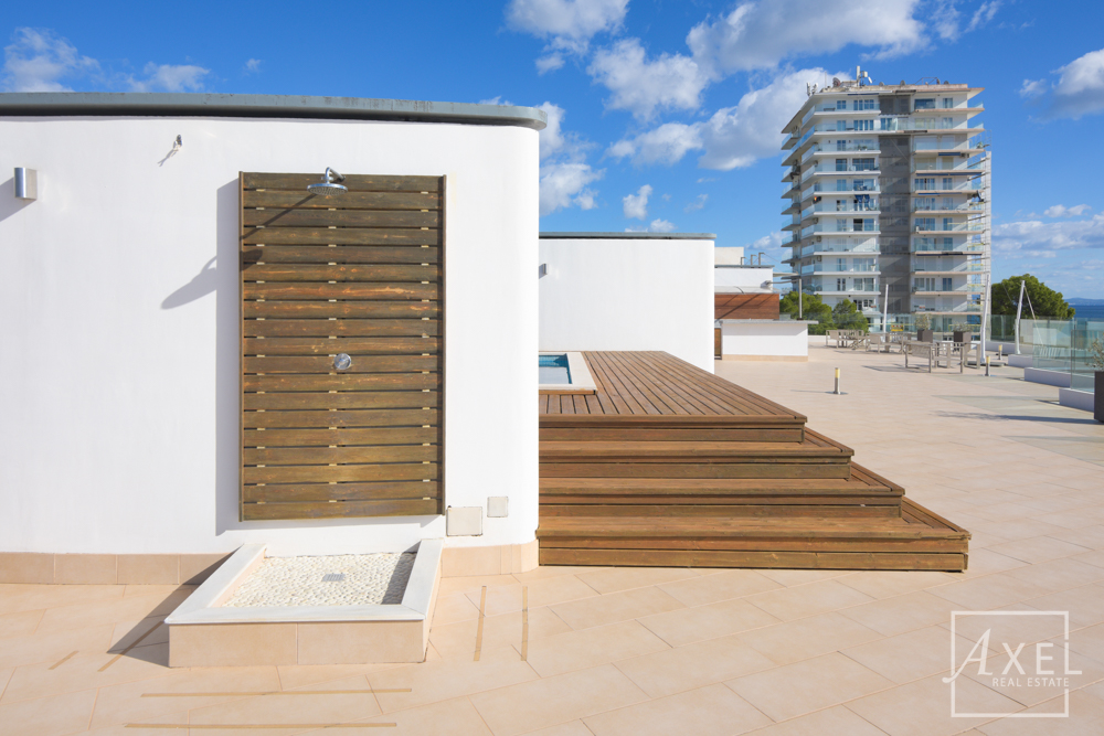 Modernes Küstenliving in Palmanova: Apartment mit Rundum-Meerblick und Dachterrassen-Pool