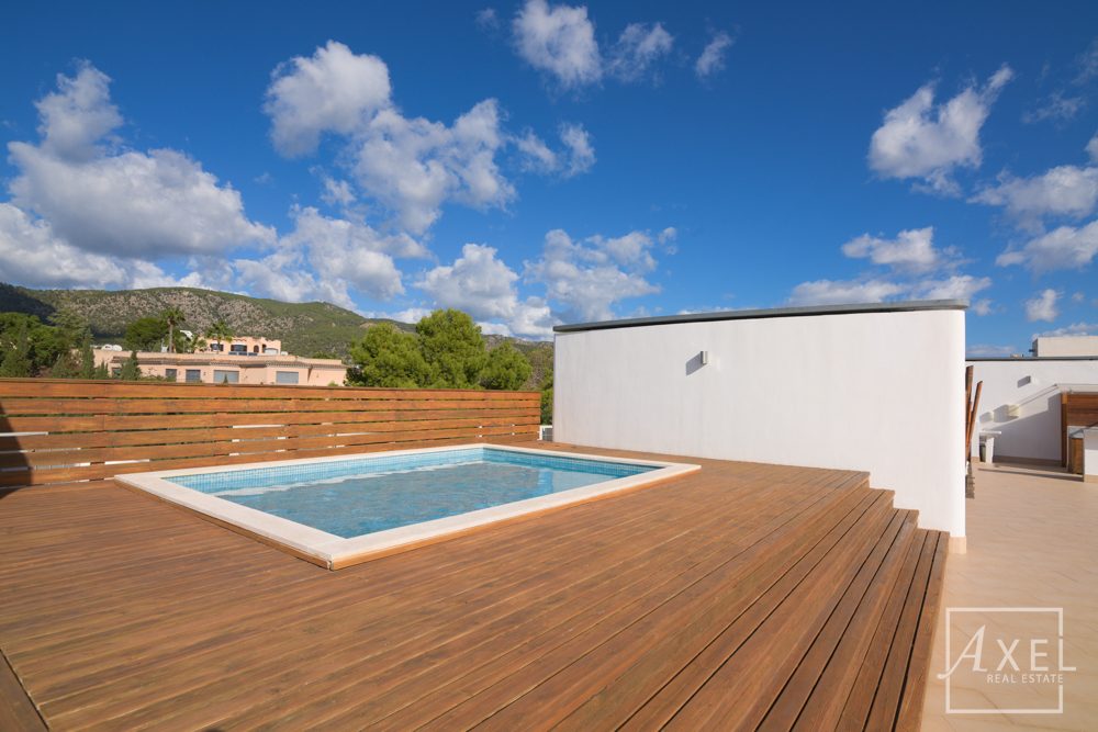 Modernes Küstenliving in Palmanova: Apartment mit Rundum-Meerblick und Dachterrassen-Pool