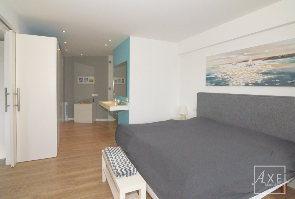 Modernes Küstenliving in Palmanova: Apartment mit Rundum-Meerblick und Dachterrassen-Pool