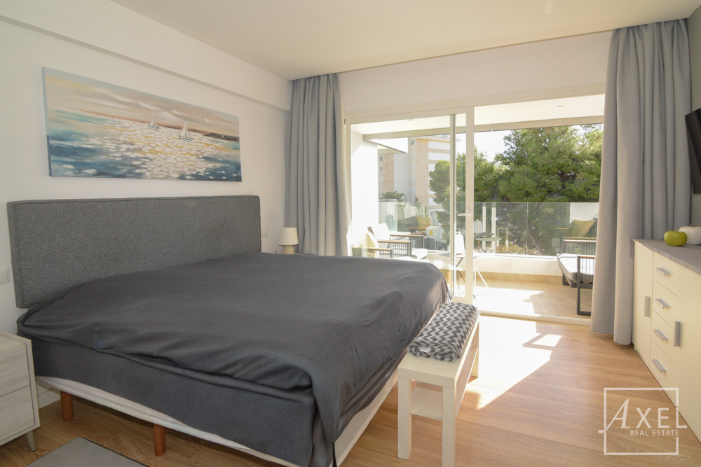 Modernes Küstenliving in Palmanova: Apartment mit Rundum-Meerblick und Dachterrassen-Pool