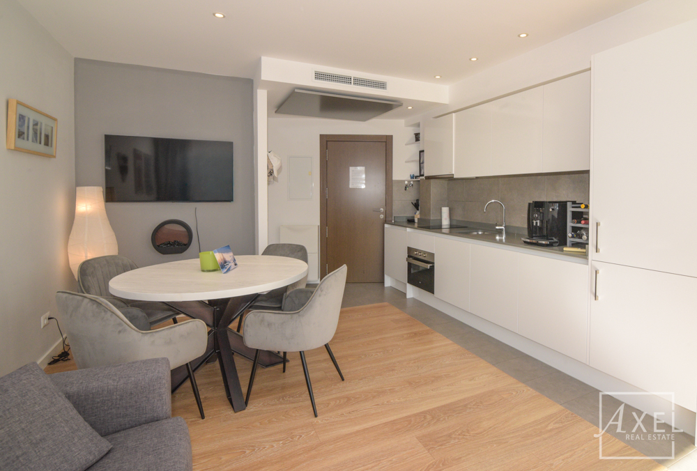 Modernes Küstenliving in Palmanova: Apartment mit Rundum-Meerblick und Dachterrassen-Pool