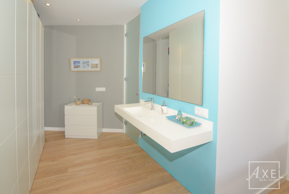 Modernes Küstenliving in Palmanova: Apartment mit Rundum-Meerblick und Dachterrassen-Pool