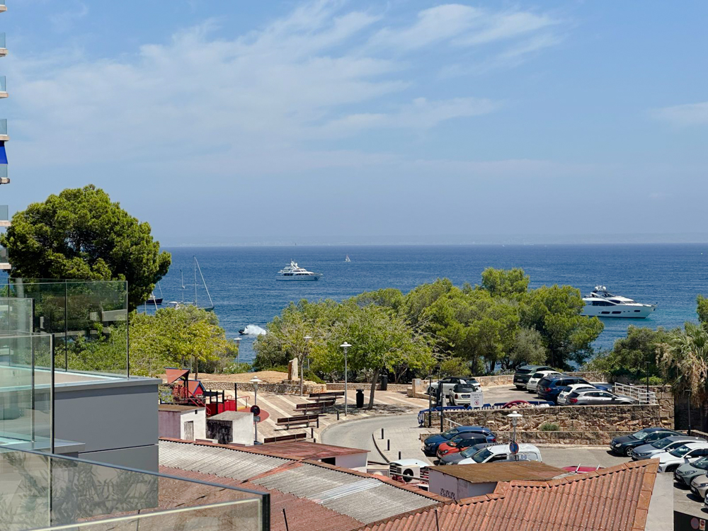 Modernes Küstenliving in Palmanova: Apartment mit Rundum-Meerblick und Dachterrassen-Pool