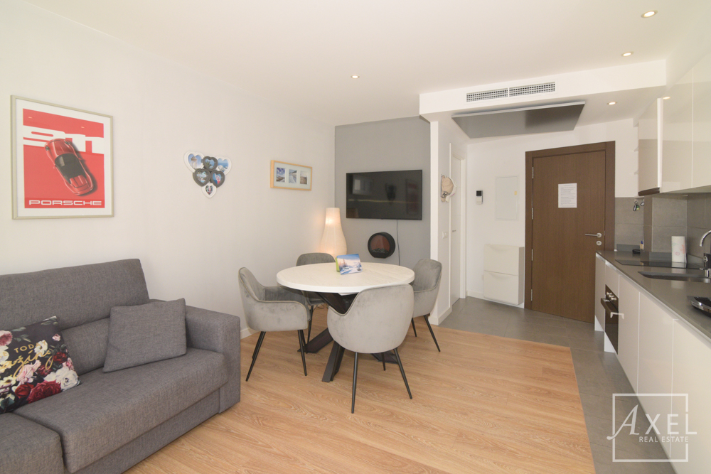 Modernes Küstenliving in Palmanova: Apartment mit Rundum-Meerblick und Dachterrassen-Pool