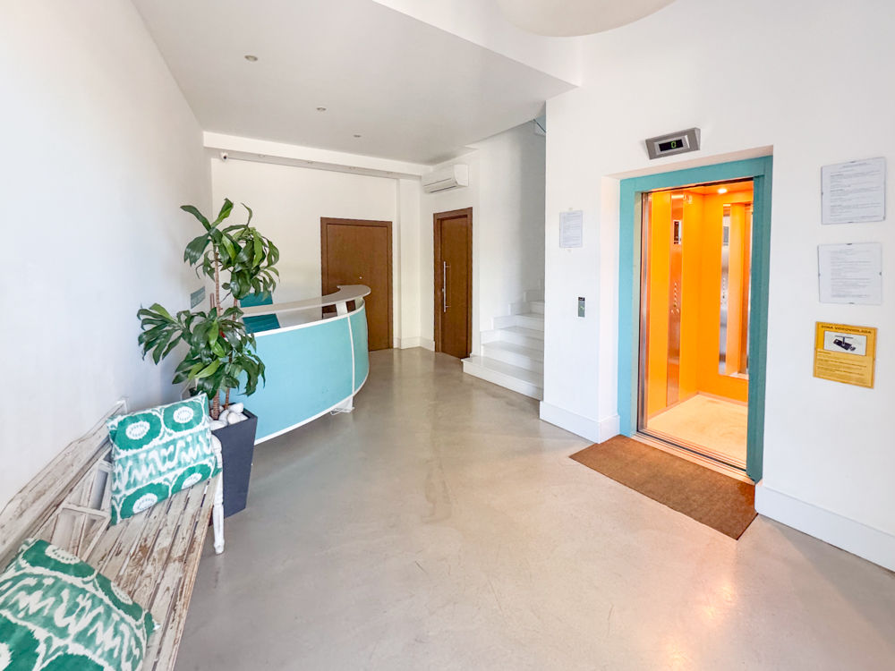 Modernes Küstenliving in Palmanova: Apartment mit Rundum-Meerblick und Dachterrassen-Pool