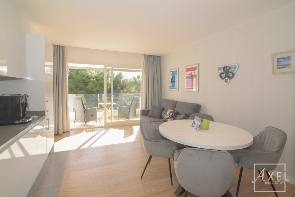 Modernes Küstenliving in Palmanova: Apartment mit Rundum-Meerblick und Dachterrassen-Pool