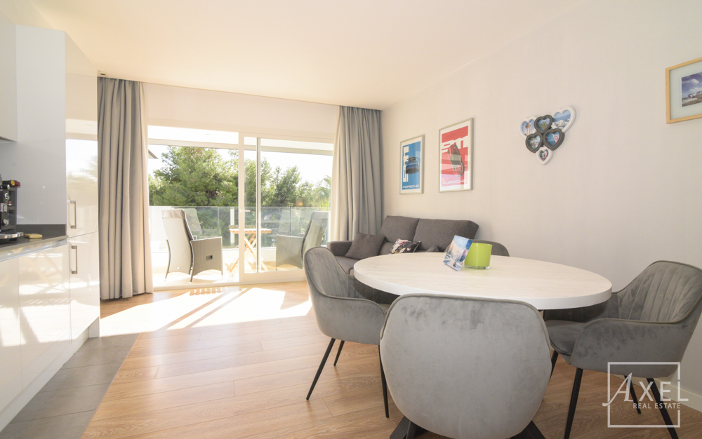 Modernes Küstenliving in Palmanova: Apartment mit Rundum-Meerblick und Dachterrassen-Pool
