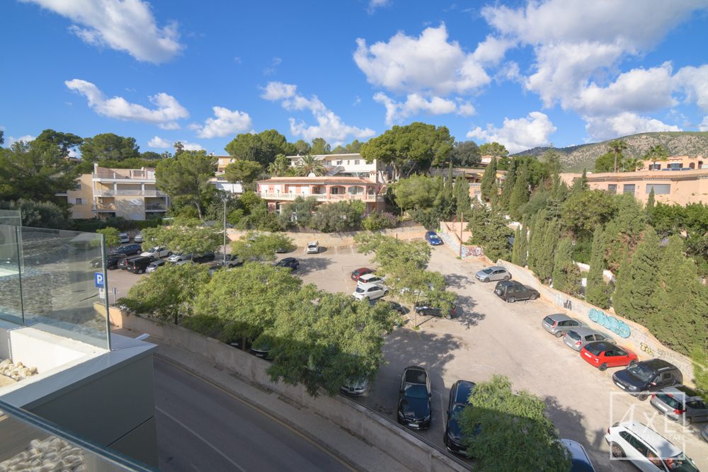 Modernes Küstenliving in Palmanova: Apartment mit Rundum-Meerblick und Dachterrassen-Pool