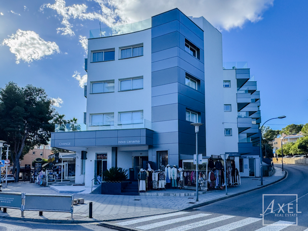 Modernes Küstenliving in Palmanova: Apartment mit Rundum-Meerblick und Dachterrassen-Pool