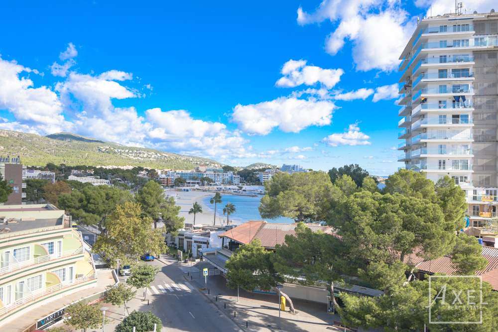 Modernes Küstenliving in Palmanova: Apartment mit Rundum-Meerblick und Dachterrassen-Pool