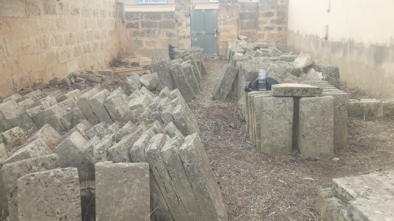 Mediterranes Baugrundstück mit genehmigten Plänen in Bestlage von Llucmajor