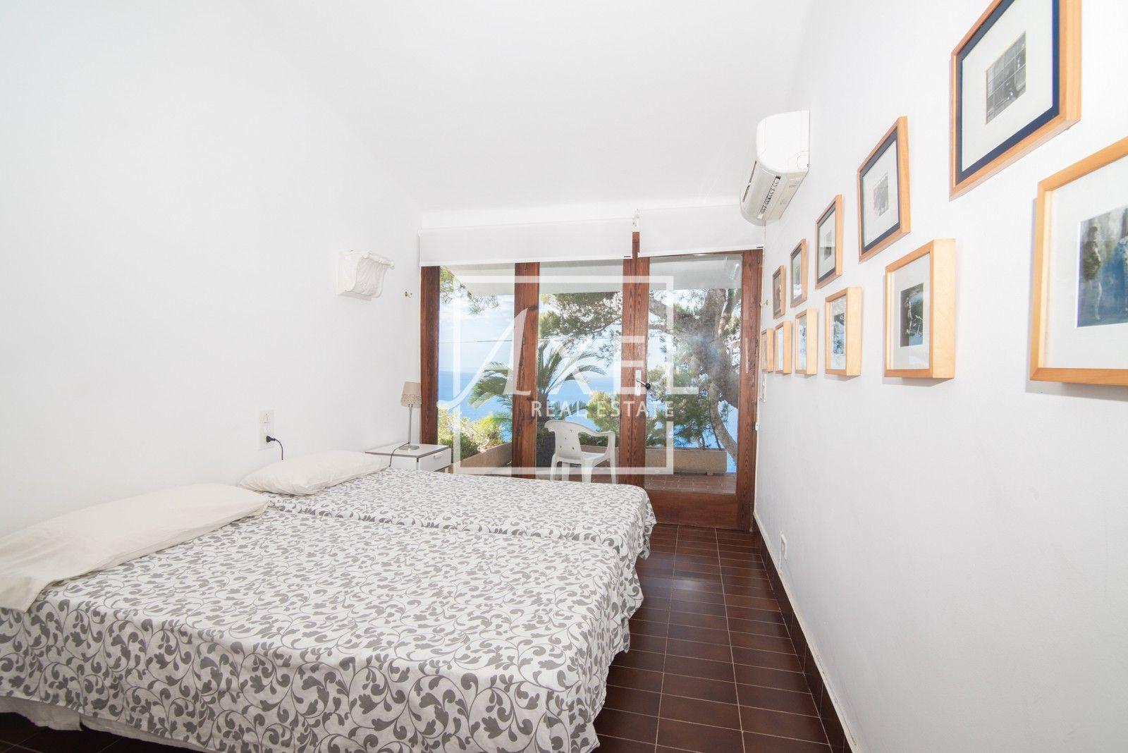 Herrliche Sunset Villa mit Infinite Pool in erster Meereslinie