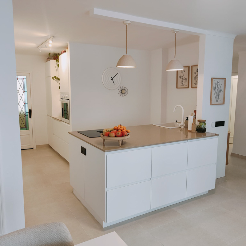 Komplett renovierte Traumwohnung in Cala Millor – Sonnenaufgänge dank perfekter Lage genießen!