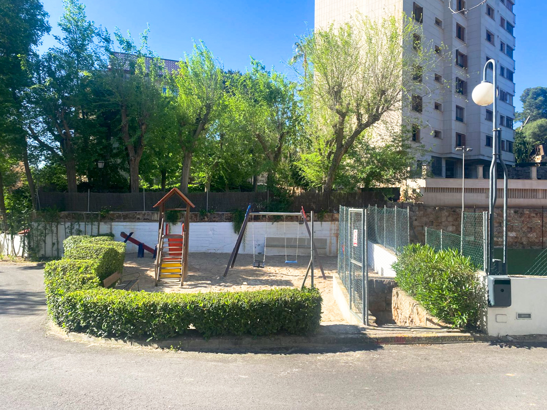 Sonnige Gartenwohnung mit Terrasse und Gemeinschaftspool in bester Lage von Son Armandams