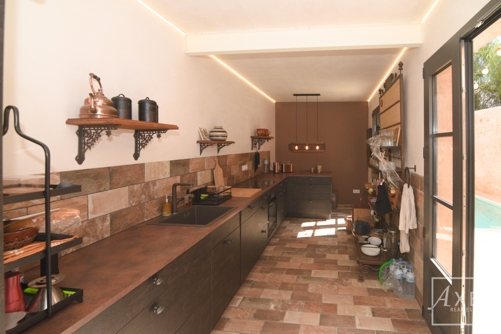 Elegante casa adosada en Campos, recién reformada, con patio, piscina y encanto histórico.