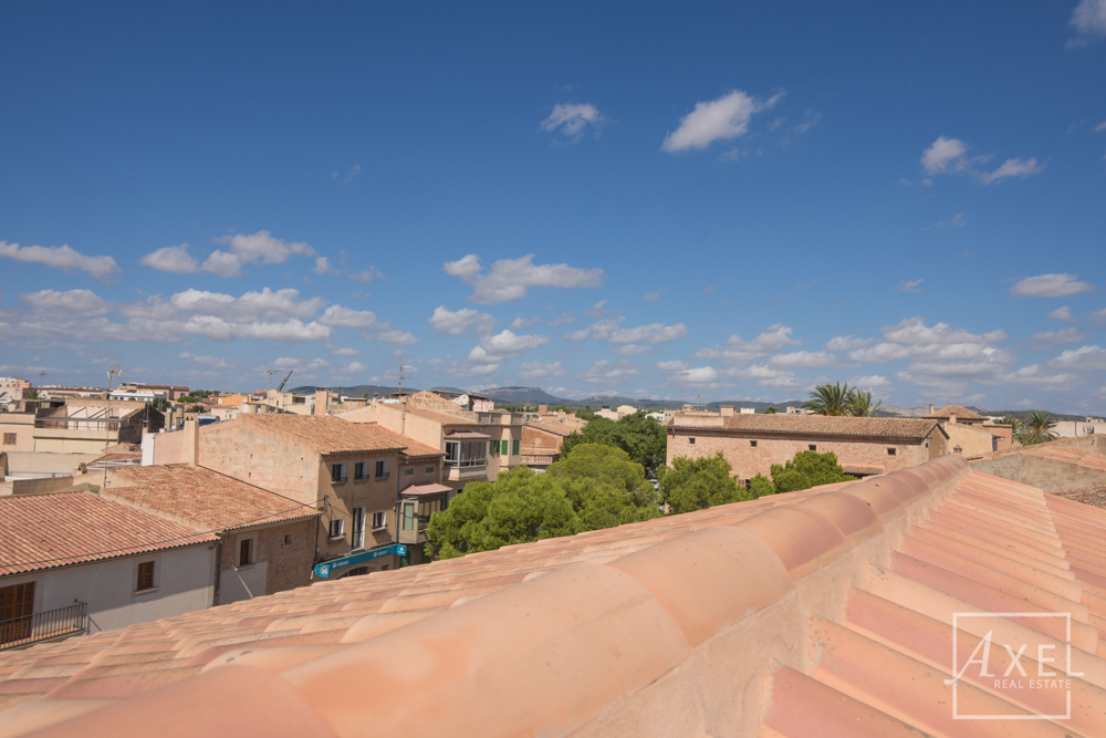 Elegante casa adosada en Campos, recién reformada, con patio, piscina y encanto histórico.
