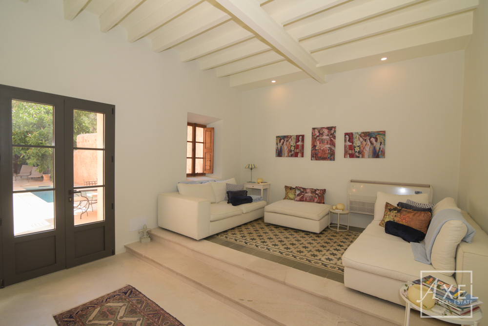 Elegante casa adosada en Campos, recién reformada, con patio, piscina y encanto histórico.