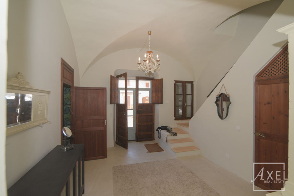 Elegante casa adosada en Campos, recién reformada, con patio, piscina y encanto histórico.