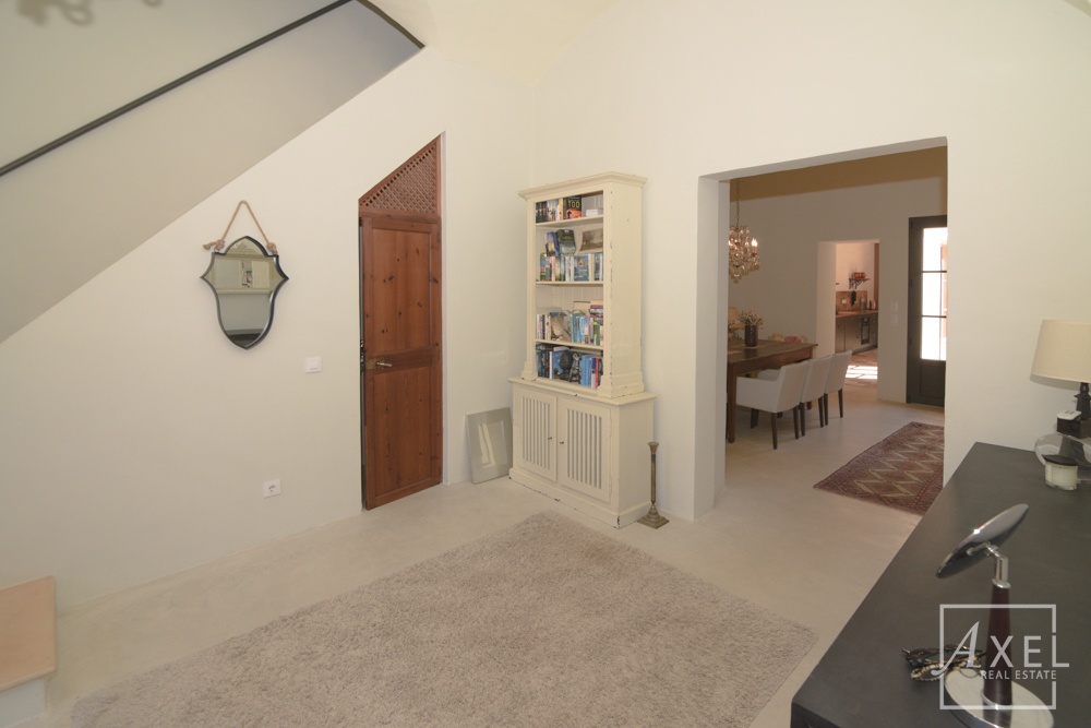 Elegante casa adosada en Campos, recién reformada, con patio, piscina y encanto histórico.
