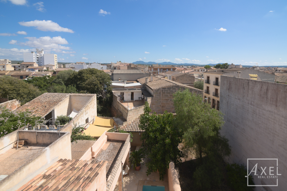 Elegante casa adosada en Campos, recién reformada, con patio, piscina y encanto histórico.