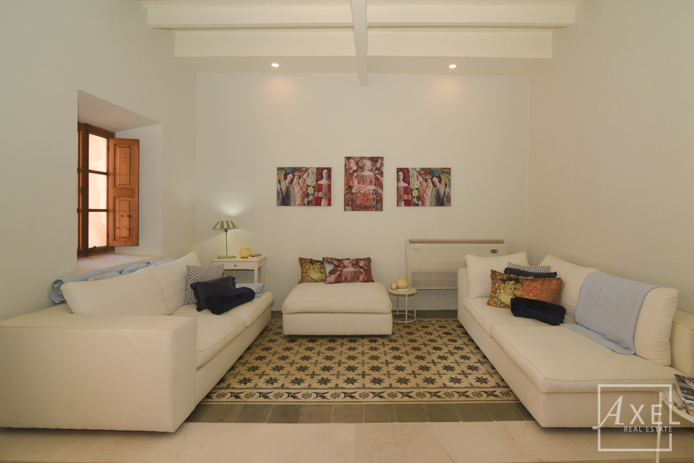 Elegante casa adosada en Campos, recién reformada, con patio, piscina y encanto histórico.