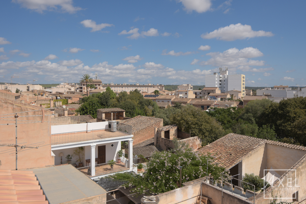 Elegante casa adosada en Campos, recién reformada, con patio, piscina y encanto histórico.