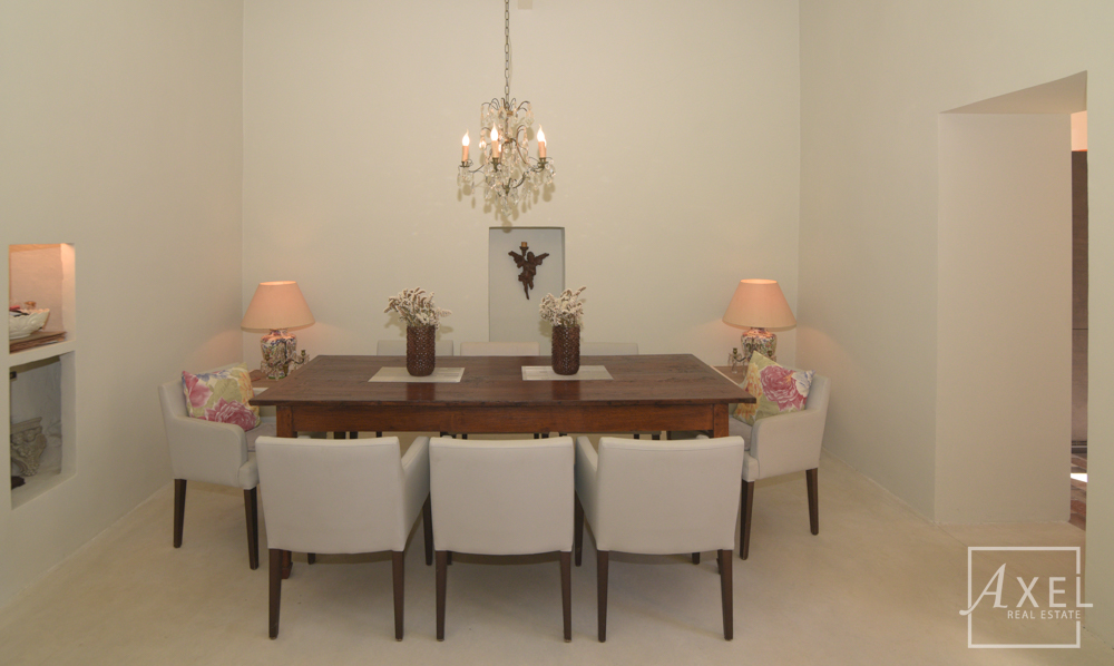 Elegante casa adosada en Campos, recién reformada, con patio, piscina y encanto histórico.