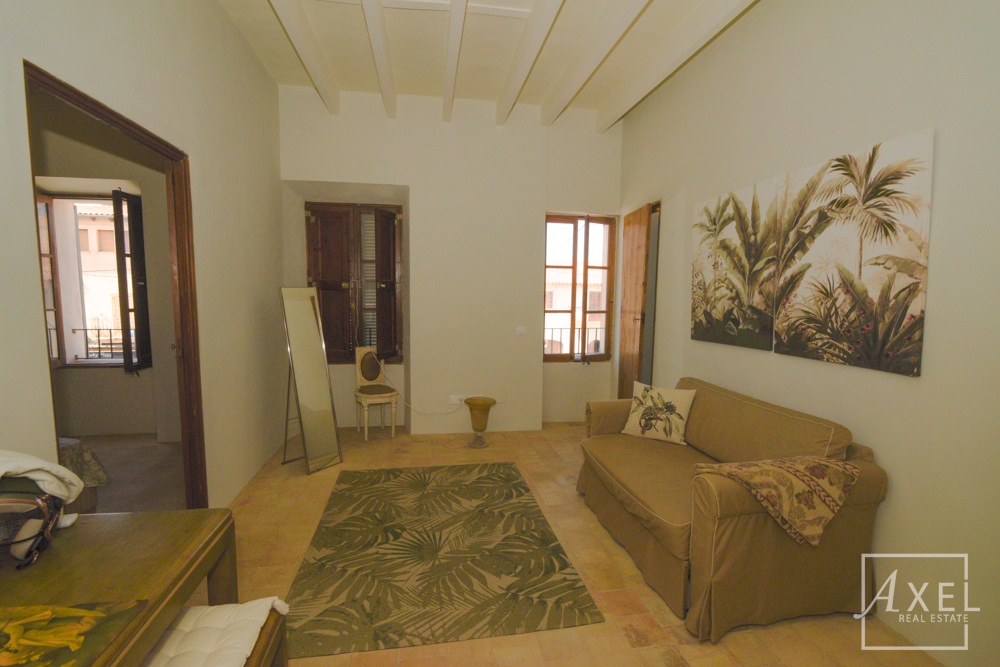Elegante casa adosada en Campos, recién reformada, con patio, piscina y encanto histórico.
