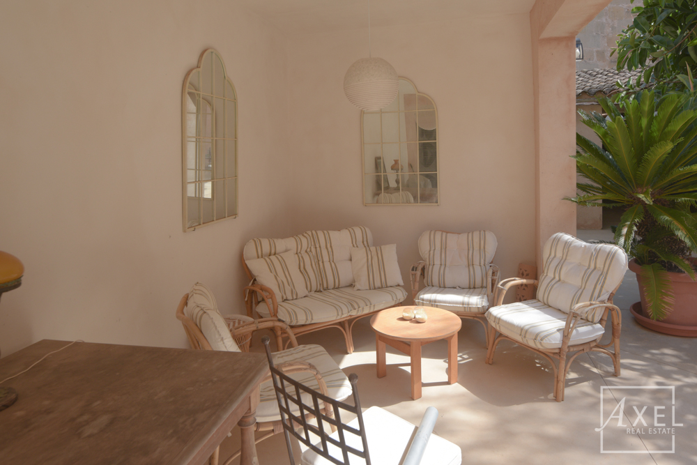 Elegante casa adosada en Campos, recién reformada, con patio, piscina y encanto histórico.
