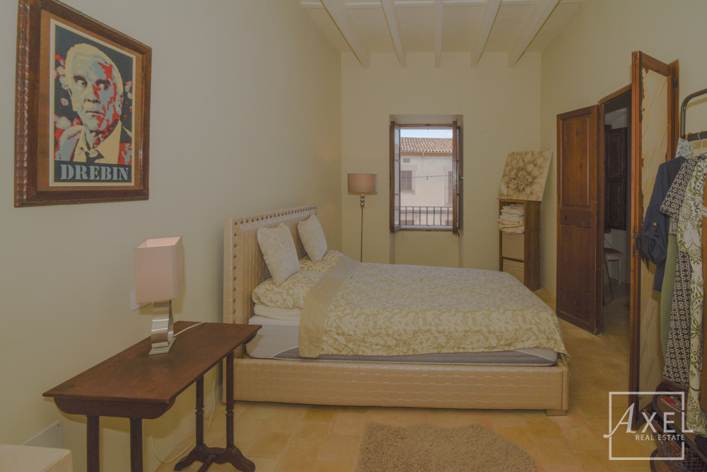 Elegante casa adosada en Campos, recién reformada, con patio, piscina y encanto histórico.