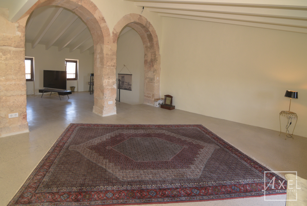 Elegante casa adosada en Campos, recién reformada, con patio, piscina y encanto histórico.
