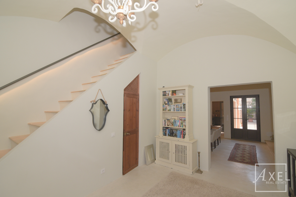 Elegante casa adosada en Campos, recién reformada, con patio, piscina y encanto histórico.