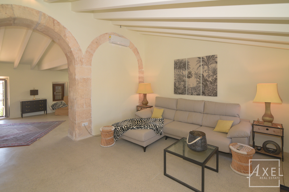 Elegante casa adosada en Campos, recién reformada, con patio, piscina y encanto histórico.