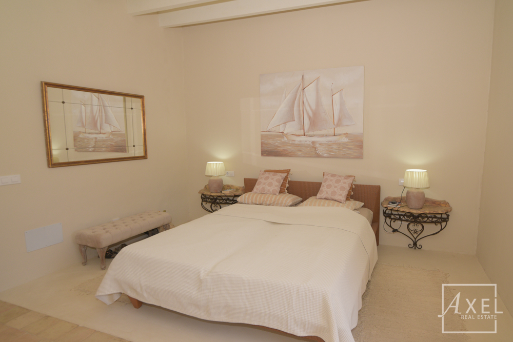 Elegante casa adosada en Campos, recién reformada, con patio, piscina y encanto histórico.