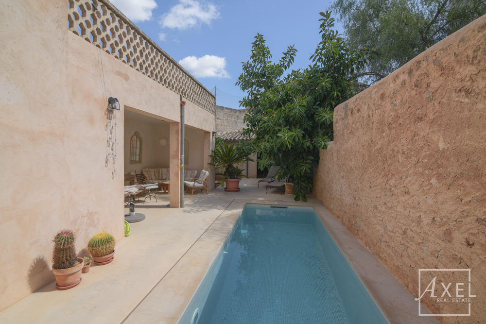 Elegante casa adosada en Campos, recién reformada, con patio, piscina y encanto histórico.