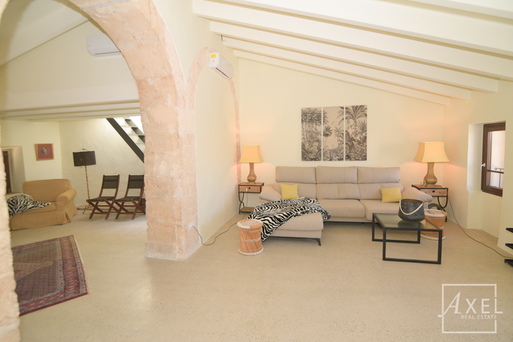 Elegante casa adosada en Campos, recién reformada, con patio, piscina y encanto histórico.