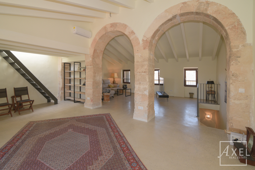 Elegante casa adosada en Campos, recién reformada, con patio, piscina y encanto histórico.