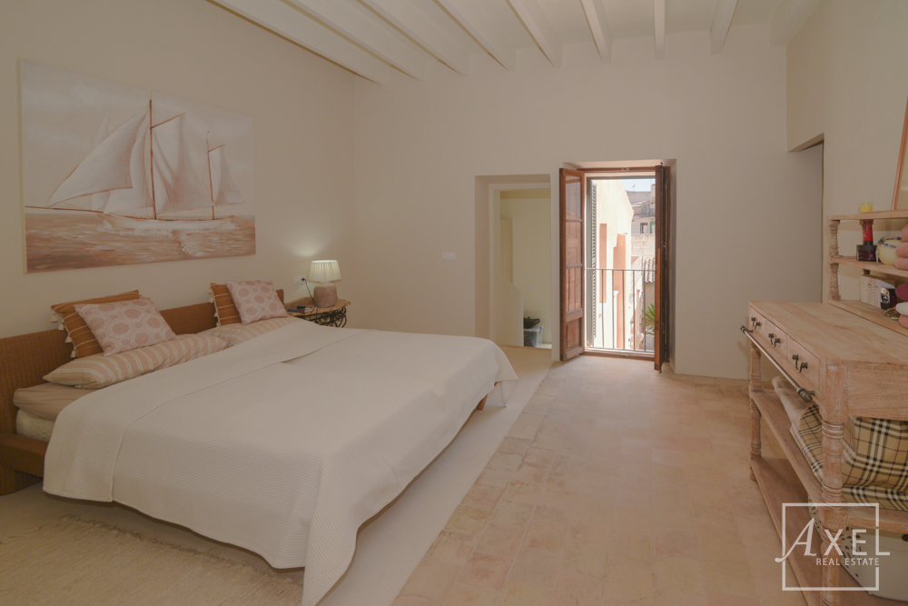 Elegante casa adosada en Campos, recién reformada, con patio, piscina y encanto histórico.